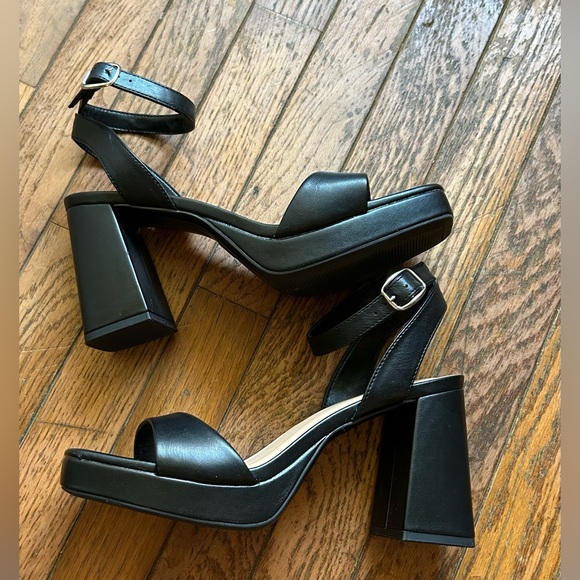 Classic Platform Black heels - Picture 1 of 5